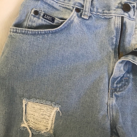 Lee high waisted distressed cutoffs Size 8P - Picture 4 of 6